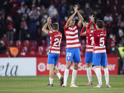 Futbalisti Granady oslavujú triumf nad Atléticom