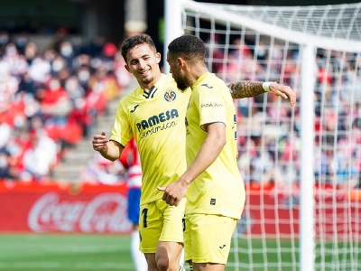 Yeremi Pino a Arnaut Danjuma oslavujú gól Villarrealu
