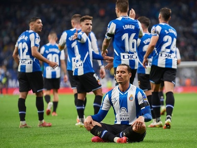 Raúl de Tomás a za ním jeho oslavujúci spoluhráči