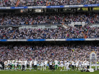 Futbalisti Realu Madrid oslavujú zisk majstrovskej trofeje