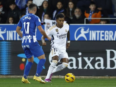 Hráč Realu Madrid Rodrygo (vpravo) kontroluje loptu pred Luisom Riojom z Alavesu 