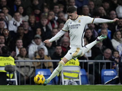 Futbalista Realu Madrid Federico Valverde strieľa na bránku Mallorcy
