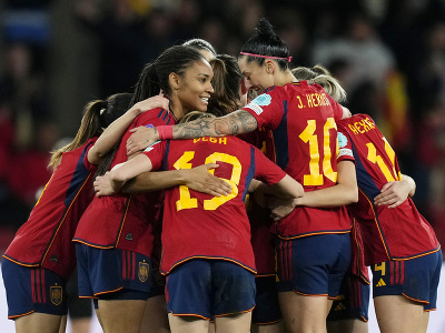 Španielky sa radujú z ich druhého gólu proti Francúzskam