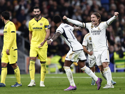 Rodrygo a Luka Modrič oslavujú gól Realu