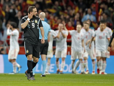 Gonzalo Higuaín a v pozadí gólové oslavy Španielska po góle Isca