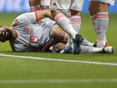 Zranený Diego Costa na trávniku