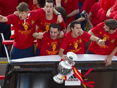Pedro Rodriguez drží trofej počas osláv