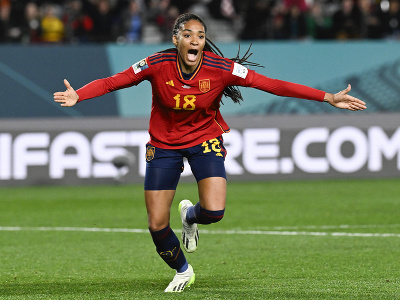 Na snímke španielska útočníčka Salma Paralluelová oslavuje svoj úvodný gól v 81. minúte v zápase semifinále na majstrovstvách sveta žien vo futbale