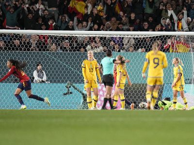 Na snímke vľavo španielska útočníčka Salma Paralluelová strieľa úvodný gól v 81. minúte v zápase semifinále na majstrovstvách sveta žien vo futbale