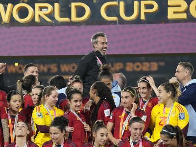 Na snímke tréner španielskej ženskej futbalovej reprezentácie Jorge Vilda oslavuje s hráčkami víťazstvo nad Anglickom vo finále na MS vo futbale žien 