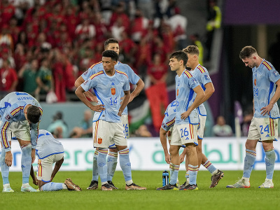Frustrovaní futbalisti Španielska počas penaltového rozstrelu