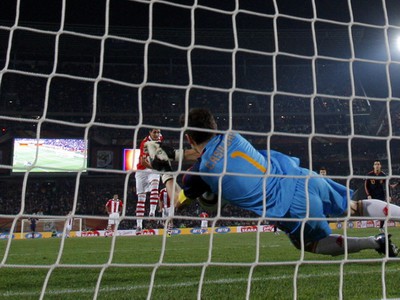 Iker Casillas chytá pokutový kop