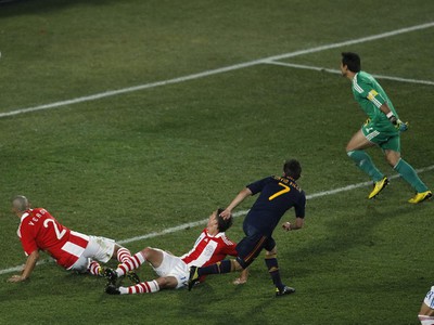 David Villa strieľa gól