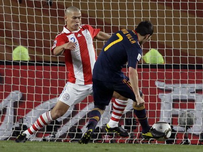 David Villa strieľa gól