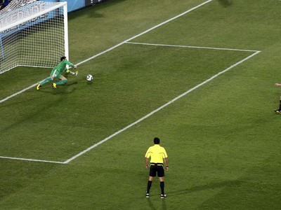 Justo Villar chytá penaltu