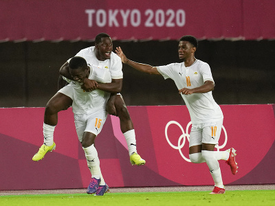 Hráči Pobrežia Slonoviny oslavujú gól
