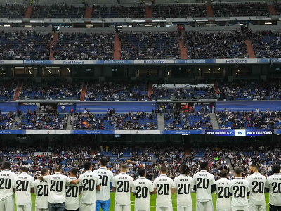Futbalisti Realu Madrid pózujú v dresoch s číslom 20 na podporu svojho spoluhráča Viniciusa Juniora