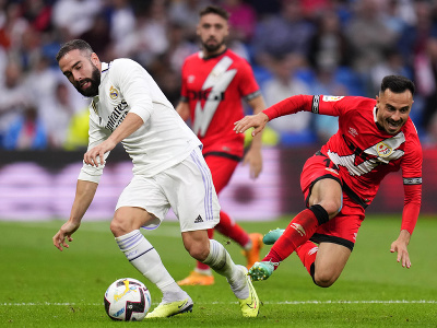 Futbalista Realu Madrid Dani Carvajal (vľavo) a hráč Rayo Vallecana Alvaro Garcia bojujú o loptu