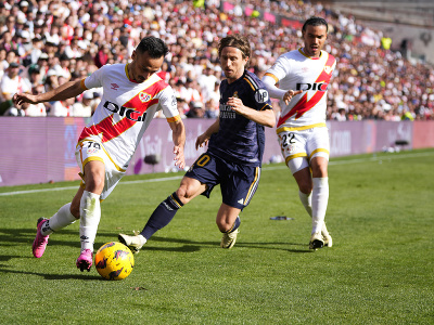 Luka Modrič a Álvaro García v súboji o loptu