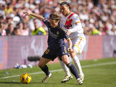 Luka Modrič a Raúl de Tomás v súboji o loptu