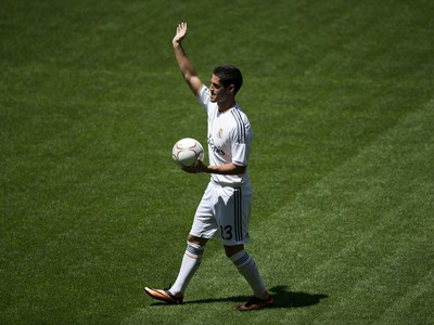 Isco sa na San Bernabeu oficiálne predstavil fanúšikom Realu Madrid