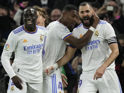 Karim Benzema so spoluhráčmi oslavuje vedúci gól Realu