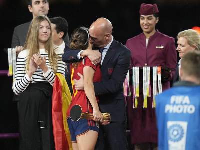 Prezident RFEF Luis Rubiales počas ceremoniálu s hráčkou Španielska