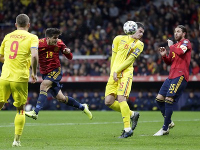 Gerard Moreno strieľa hlavou gól v zápase s Rumunskom