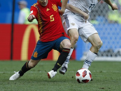 Andrés Iniesta (vľavo) a hráč Ruska Alexander Golovin