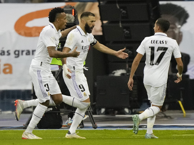 Éder Militao, Karim Benzema a Lucas Vázquez oslavujú vedúci gól Realu