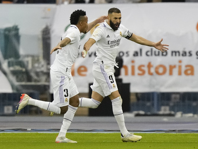 Éder Militao a Karim Benzema oslavujú vedúci gól Realu