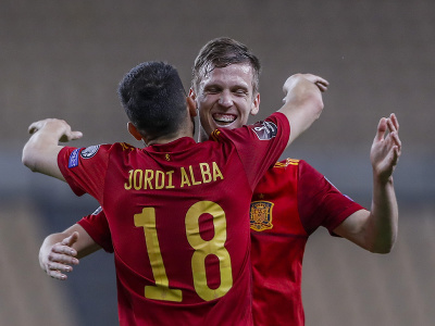 Španielski futbalisti Dani Olmo (tvárou) a Jordi Alba sa radujú z gólu