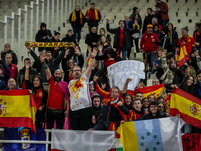 Španielski fanúšikovia podporujú svoj reprezentačný tím