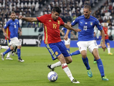 Diego Costa a Leonardo Bonucci v súboji Talianska so Španielskom