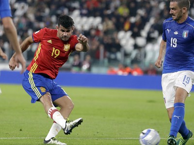 Strieľajúci Diego Costa v súboji Španielska s Talianskom