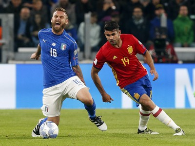 Daniele De Rossi a Diego Costa v súboji Španielska s Talianskom