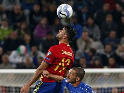 Diego Costa a Leonardo Bonucci v súboji Španielska s Talianskom