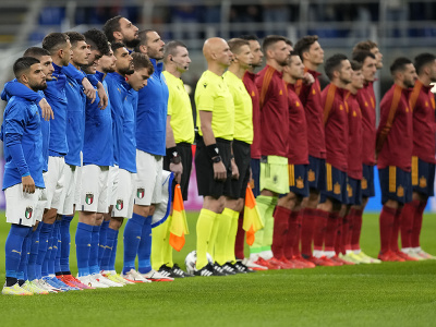 Hráči Talianska a Španielska nastupujú na semifinálový zápas Ligy národov