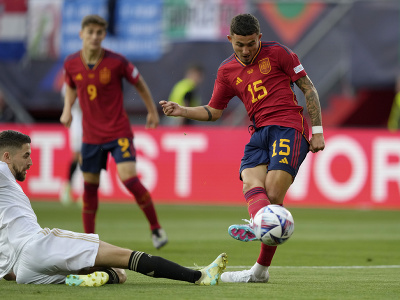 Na snímke vpravo hráč Španielska Yeremy Pino strieľa úvodný gól, dole hráč Talianska Jorginho