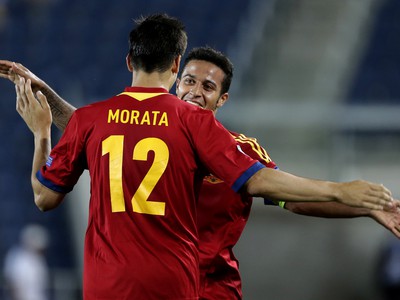 Álvaro Morata a Thiago Alcantara oslavujú víťazný gól Španielov