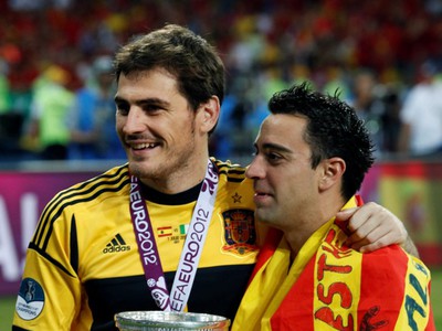 Iker Casillas a Xavi Hernandez s trofejou