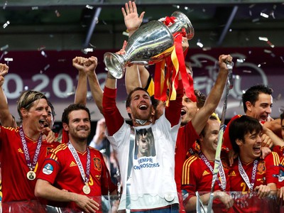 Radosť Španielov, Sergio Ramos s trofejou