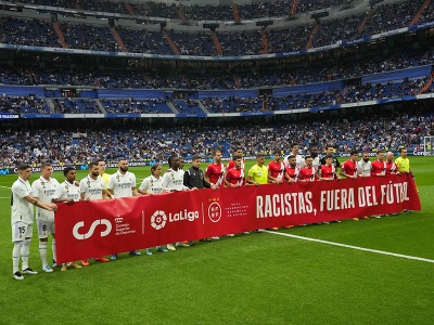 Futbalisti Realu Madrid držia transparent na podporu svojho spoluhráča Viniciusa Juniora