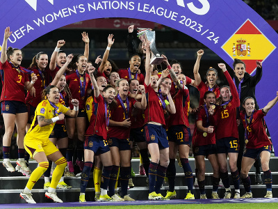 Španielske futbalistky oslavujú s víťaznou trofejou po triumfe v Lige národov