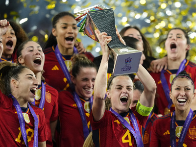 Španielske futbalistky oslavujú s víťaznou trofejou po triumfe v Lige národov