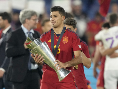 Na snímke hráči Španielska oslavujú s trofejou víťazstvo vo finále Ligy národov 