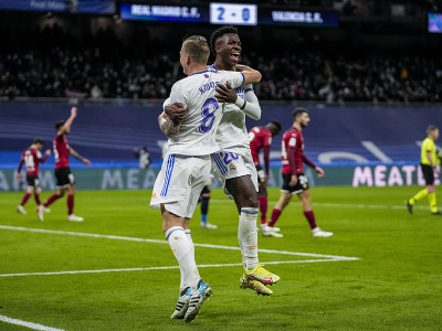 Vinícius Junior a Karim Benzema oslavujú gól Realu