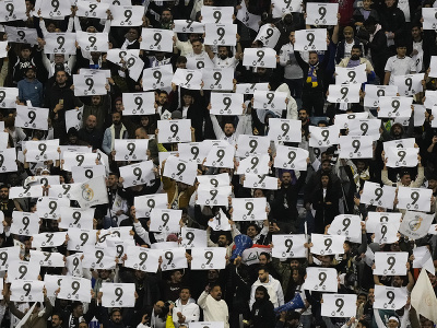 Fanúšikovia v Rijáde držia transparenty s číslom Karima Benzemu (9)