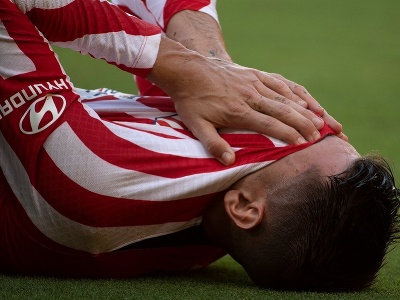 Zranený Álvaro Morata na trávniku