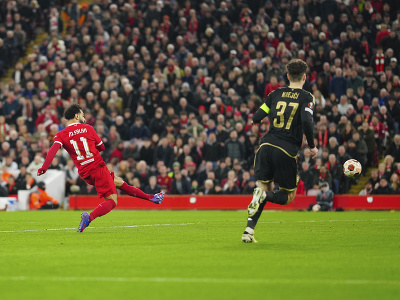 Skórujúca hviezda Liverpoolu FC Mohamed Salah, sparťanský kapitán Ladislav Krejčí sa len prizerá 